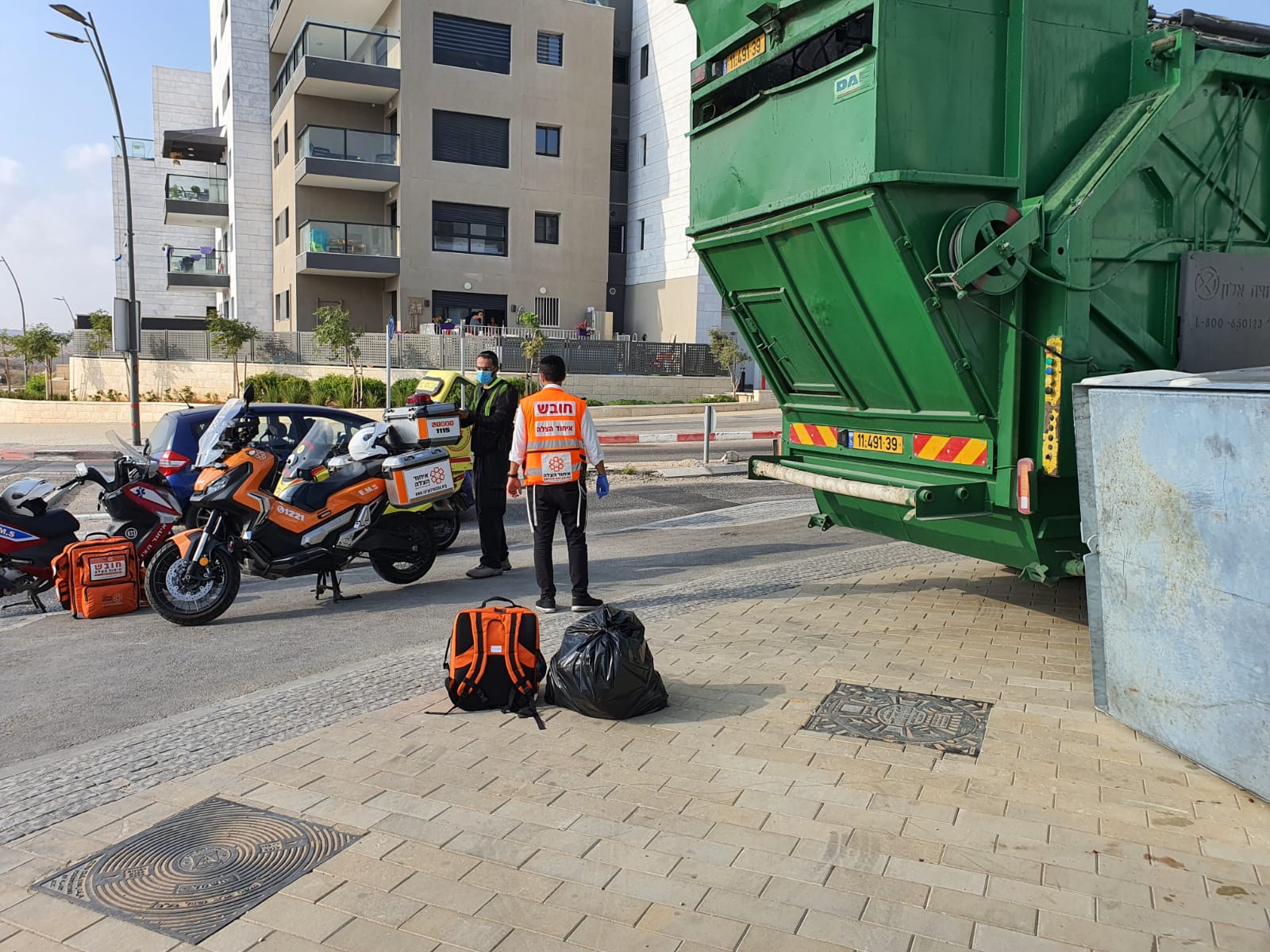 פח מוטמן נפל ממנוף על פועל – מצבו בינוני