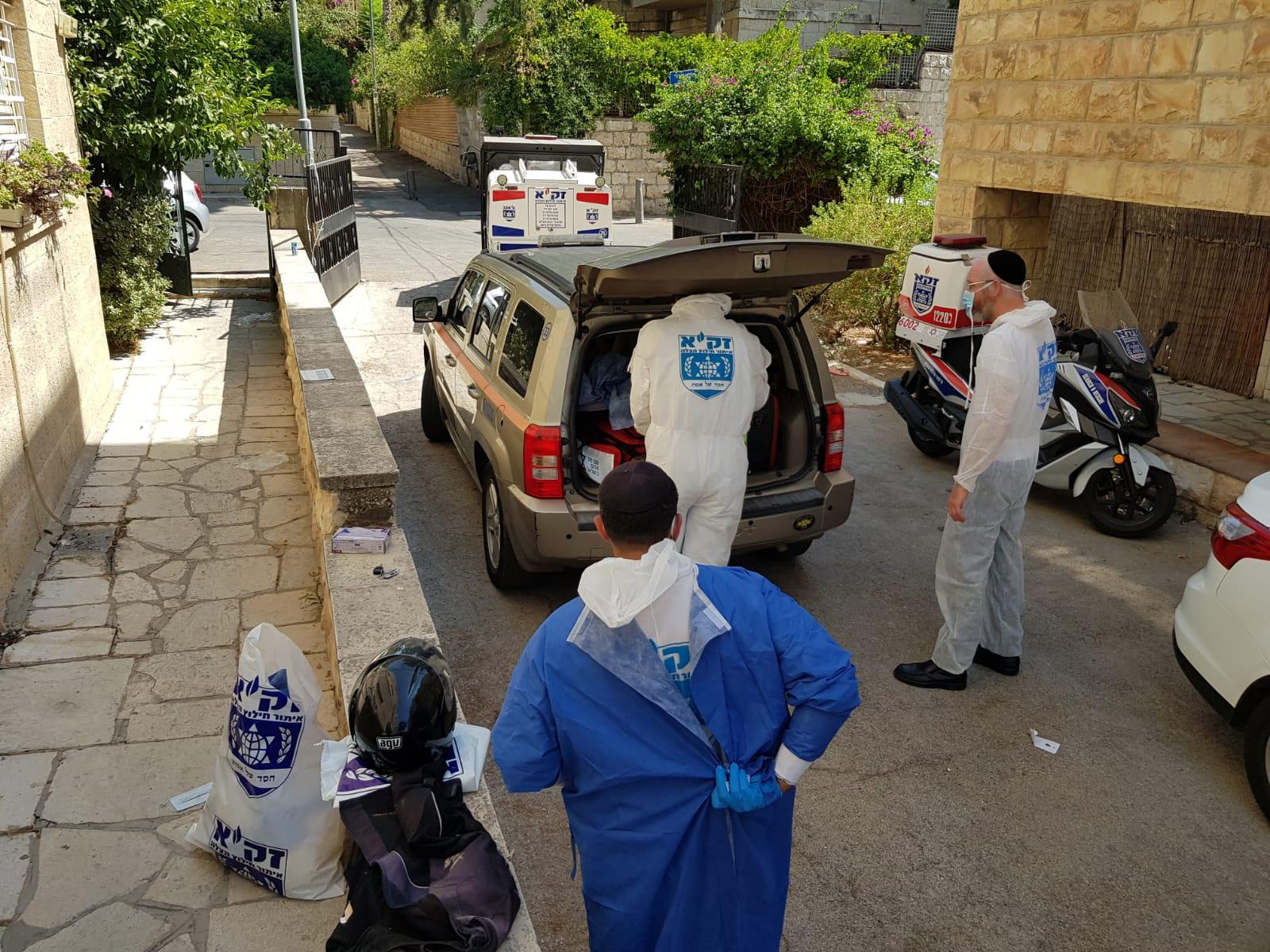 אנשי זק"א מחוץ לביתו של יוסי גרינשטיין ז"ל
