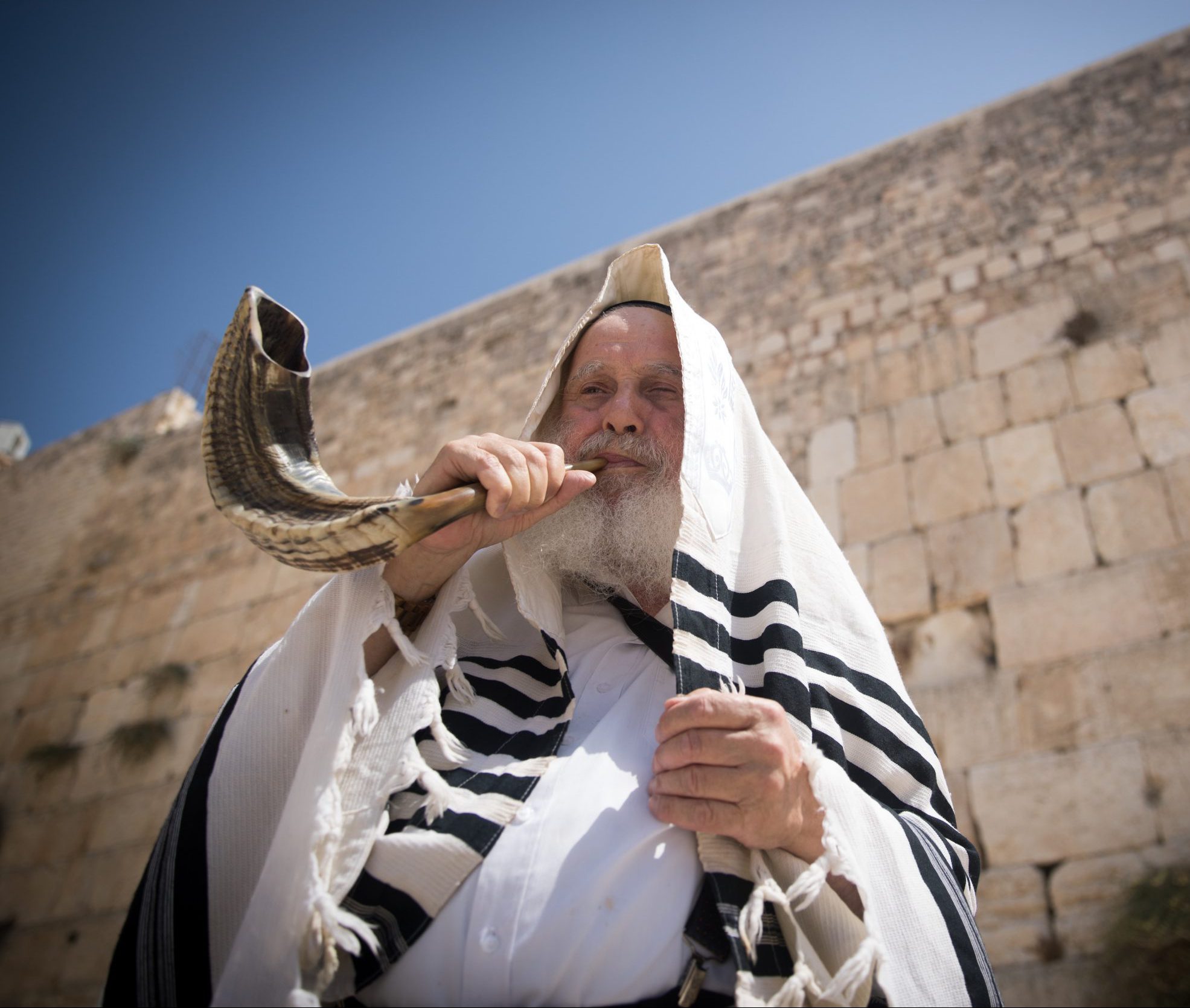 להורדה: אישור מעבר לחזן ולתוקע בימים הנוראים