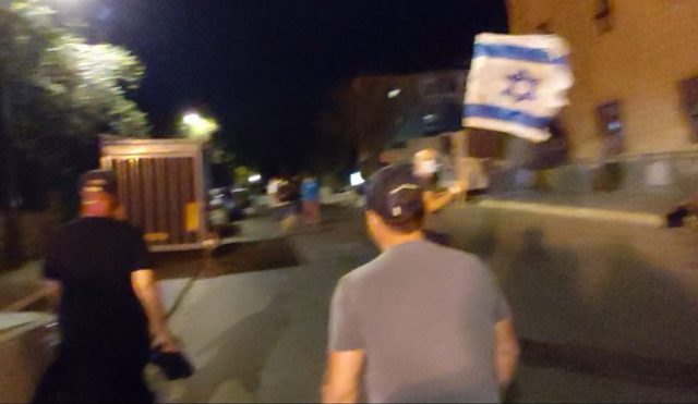 לוק וגולן מאחורה, ביציאה מהפגנת השמאל (אנחנו עושים מאמץ גדול לאתר את בעלי הזכויות בצילומים.השימוש ביצירות שבעל הזכויות בהן אינו ידוע או לא אותר נעשה לפי סעיף 27א ל"חוק זכויות יוצרים"אם זיהיתם צילום ואתם בעלי הזכויות בו, יש לפנות ל srugim@srugim.co.il)
