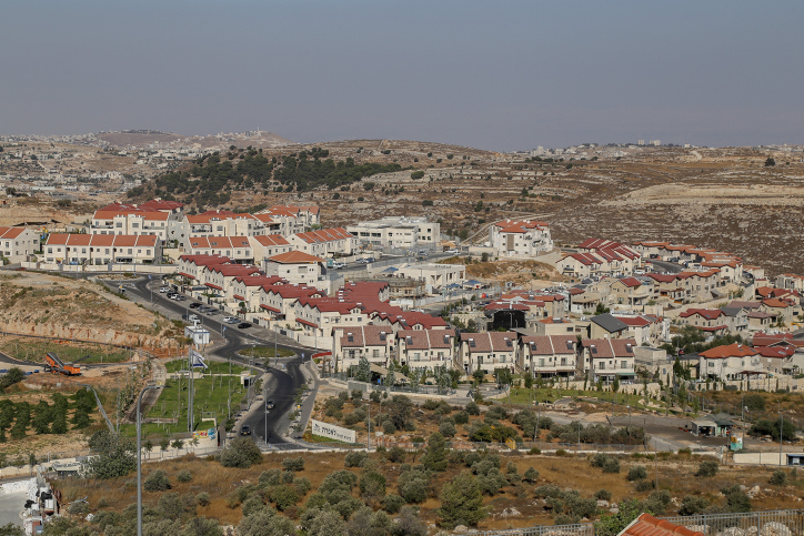 תלמידי ישיבה באפרת ריססו גרפיטי גס והשחיתו את בי"ס