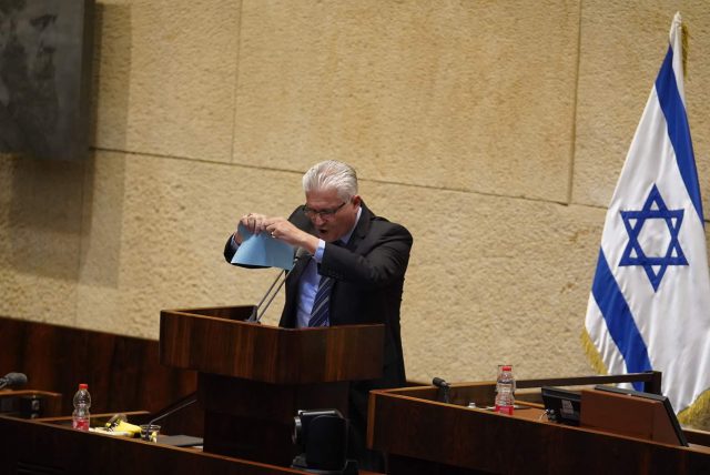 ח"כ אבידר קורע את החוק (דוברות הכנסת)