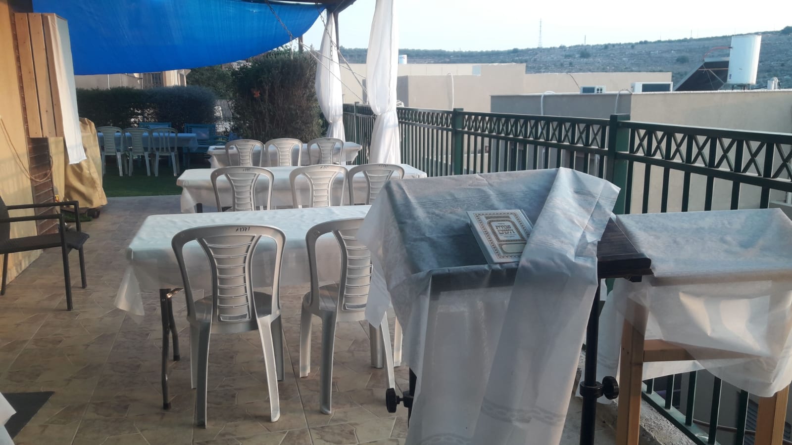 תושבי השומרון – נערכים לתפילות יום כיפור בחוץ