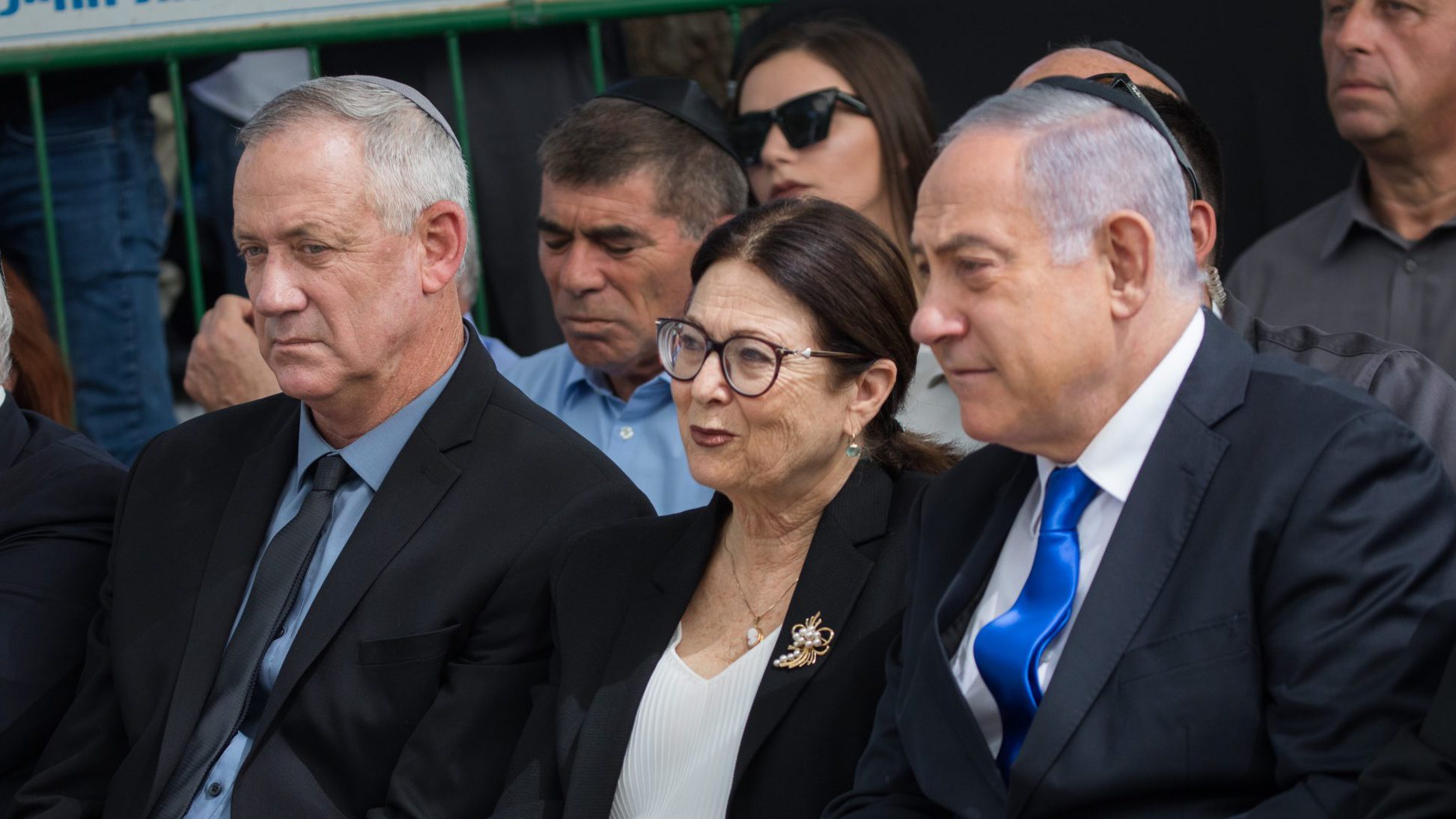 כחול לבן תתמוך בחוק עוקף בג"ץ? "מדור מדע בדיוני"