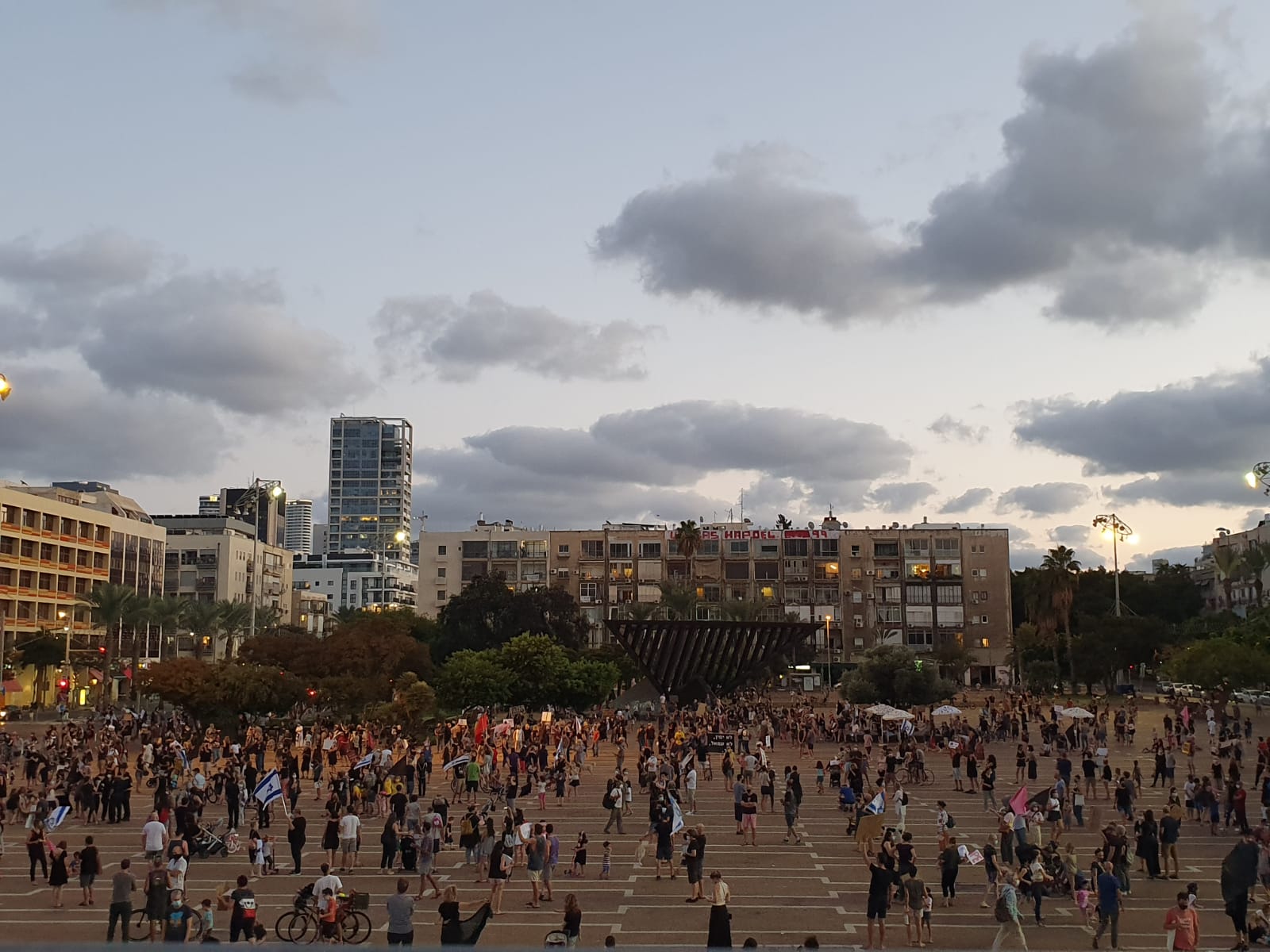 הפגנות מתחת לבתים של שרי כחול לבן, 3 נעצרו