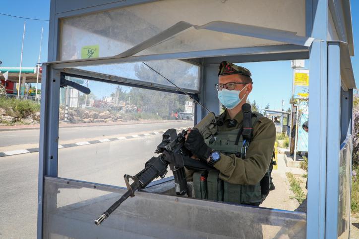 מחבל ניסה לדקור שוטר וחייל בין גוש עציון לחברון