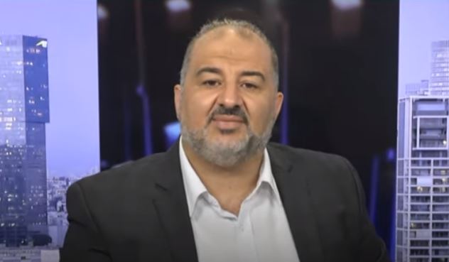 ח"כ אחד, שתי שפות, מסרים סותרים. צפו