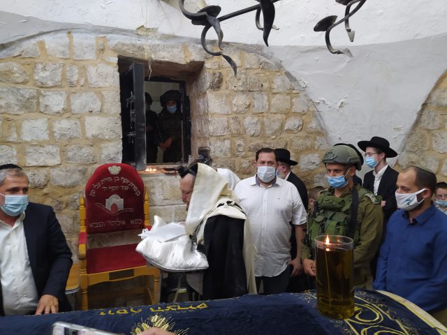 תיעוד מבפנים: ברית מילה בקבר יוסף