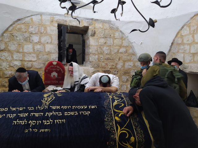 תיעוד מבפנים: ברית מילה בקבר יוסף