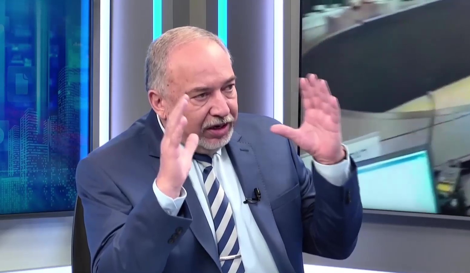 ליברמן דוחה את 'גזרת המעונות' בחודשיים