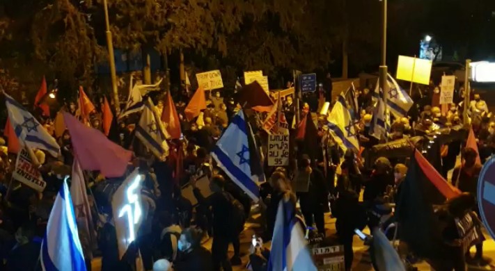 בניגוד להנחיות: הפגנה מול ביתו הפרטי של נתניהו