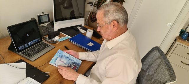 שר הביטחון ורמטכ"ל במיל' בני גנץ (שמוזכר בספר) מעיין בו