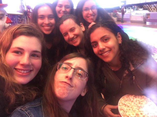 תמונה שצולמה דקות לפני האסון. תמר כמו תמיד במרכז.