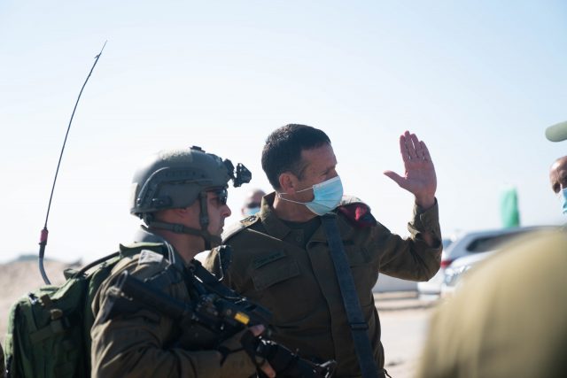 מפקד פיקוד דרום האלוף הרצי הלוי בתרגיל (דו"צ)
