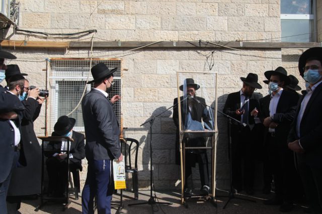 המספידים מאחורי כיסוי מגן (חיים גולדברג)