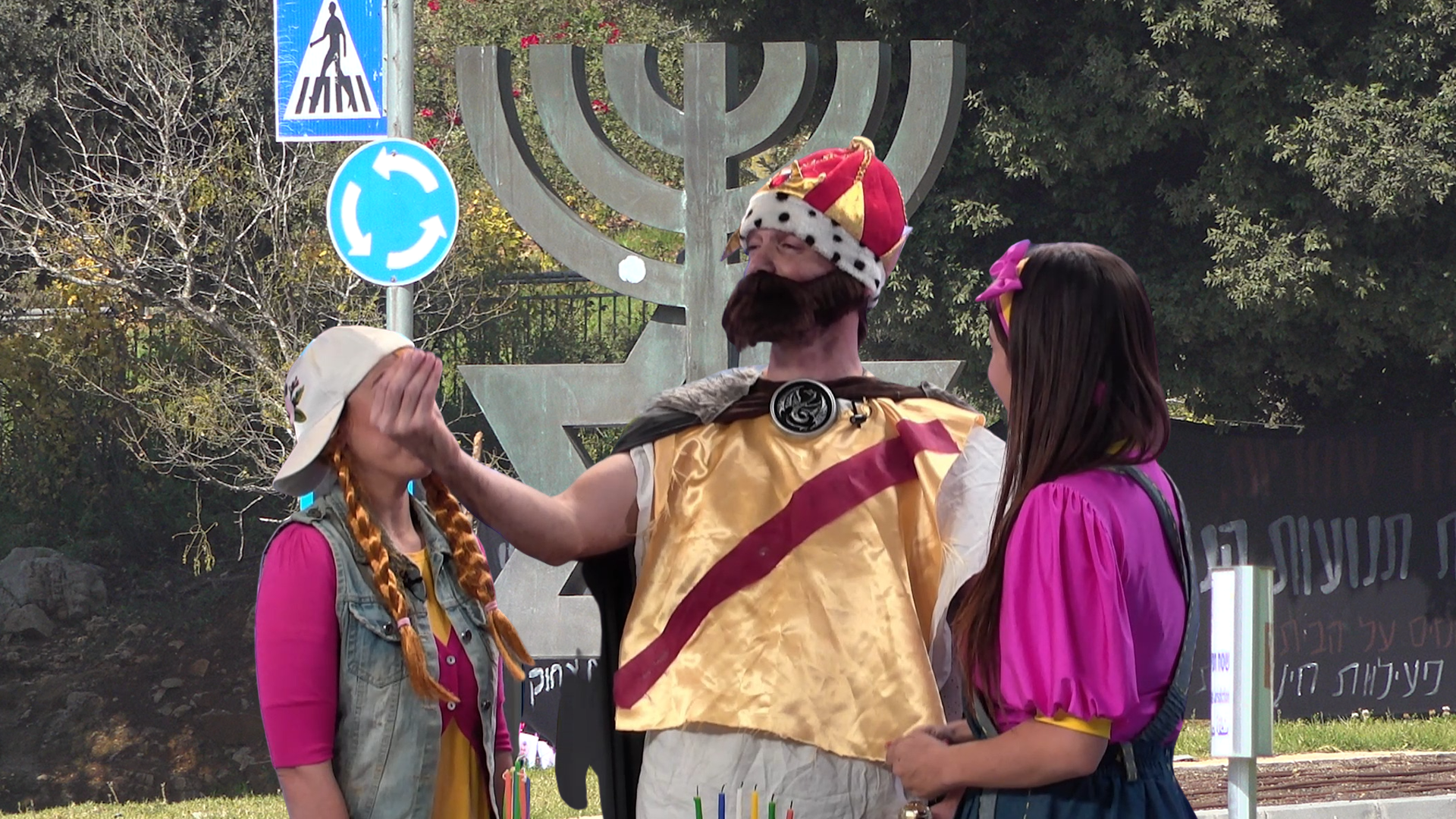 חנוכה בסרוגים: אביה נוחתת במנורת מגן דוד. פרק שישי