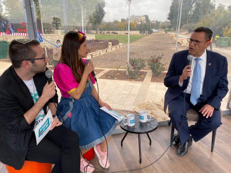 צפו: המשאית הסרוגה עולה לחגוג חנוכה בירושלים