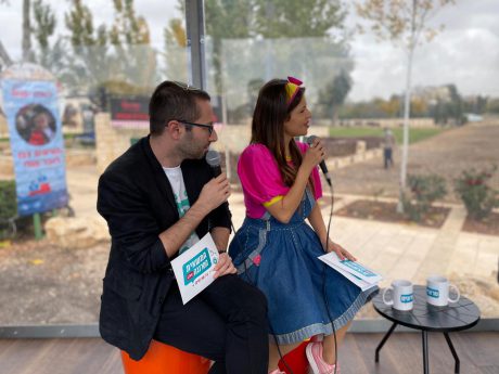צפו: המשאית הסרוגה עולה לחגוג חנוכה בירושלים