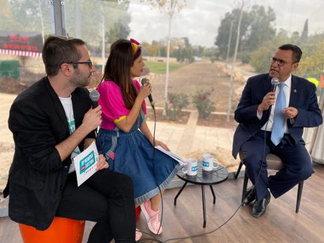 צפו: המשאית הסרוגה עולה לחגוג חנוכה בירושלים