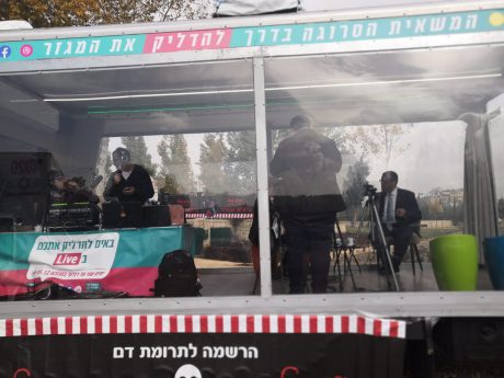 צפו: המשאית הסרוגה עולה לחגוג חנוכה בירושלים
