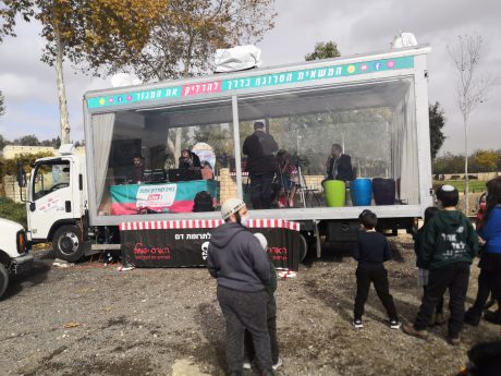 צפו: המשאית הסרוגה עולה לחגוג חנוכה בירושלים
