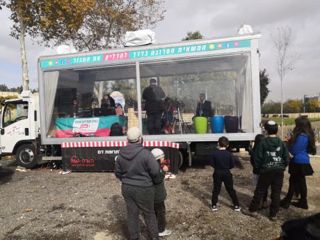 צפו: המשאית הסרוגה עולה לחגוג חנוכה בירושלים