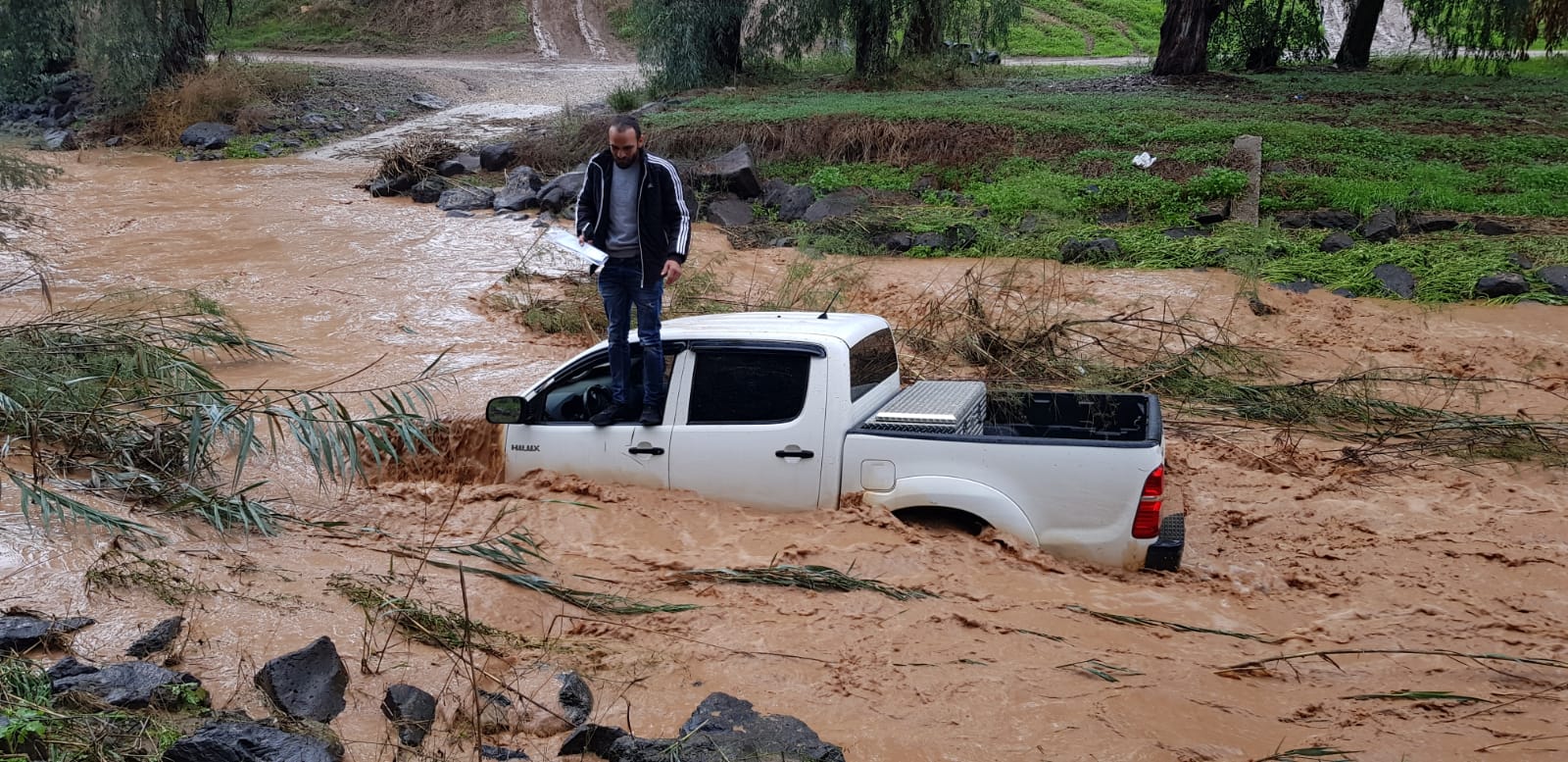 מרהיב: זרימה עצומה בנחלי הצפון; רכב נסחף בעין חרוד