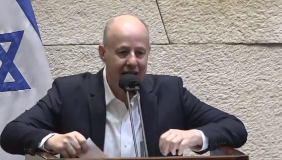 עימות סוער במליאה: בושה שהיית קצין בכיר בצבא. צפו