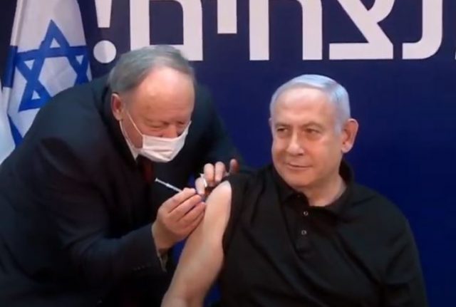 נתניהו מתחסן (צילום מסך)