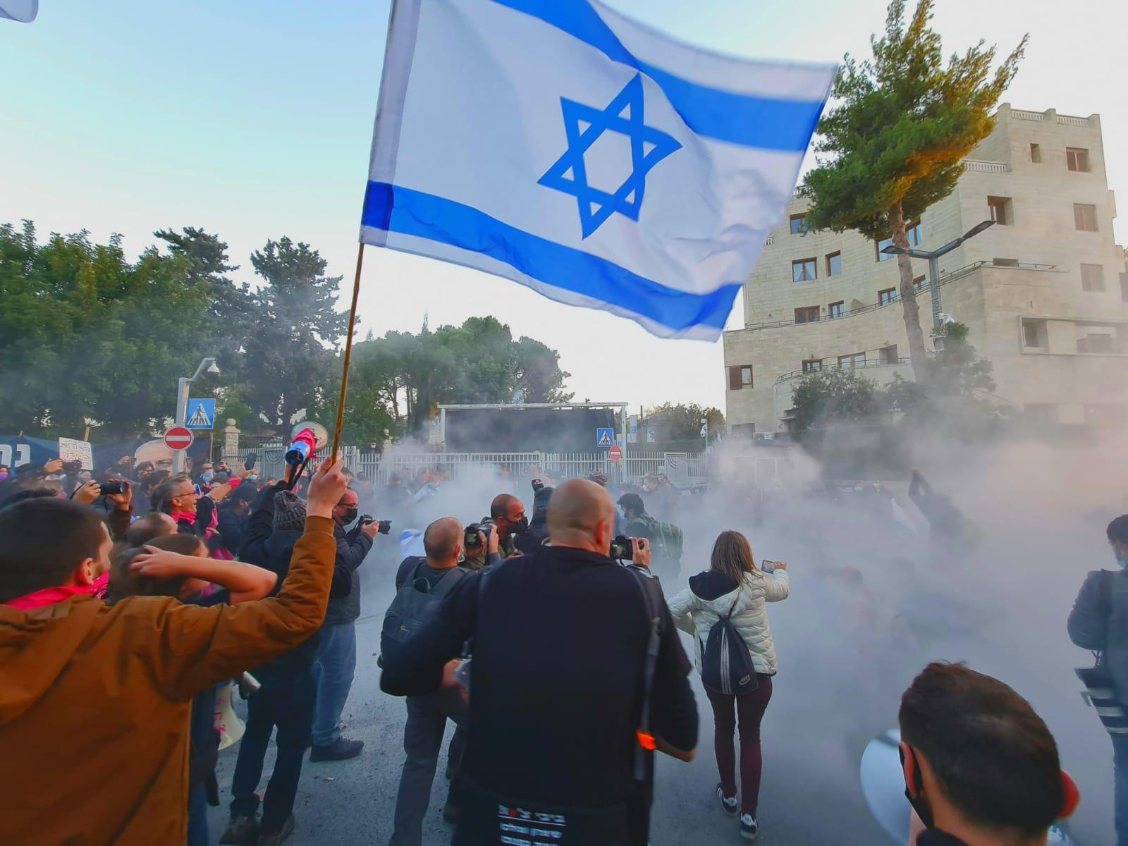 המחאה בבלפור: עימותים ומדורות, כיבוי אש הוזעקו