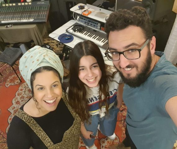 מיקה יחד עם יוצרי השיר אלנתן והודיה