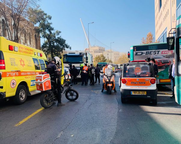 ירושלים: בת 63 נדרסה למוות מפגיעת משאית זבל