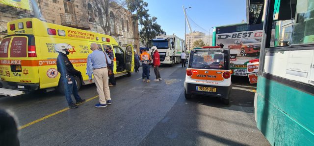 ירושלים: בת 63 נדרסה למוות מפגיעת משאית זבל