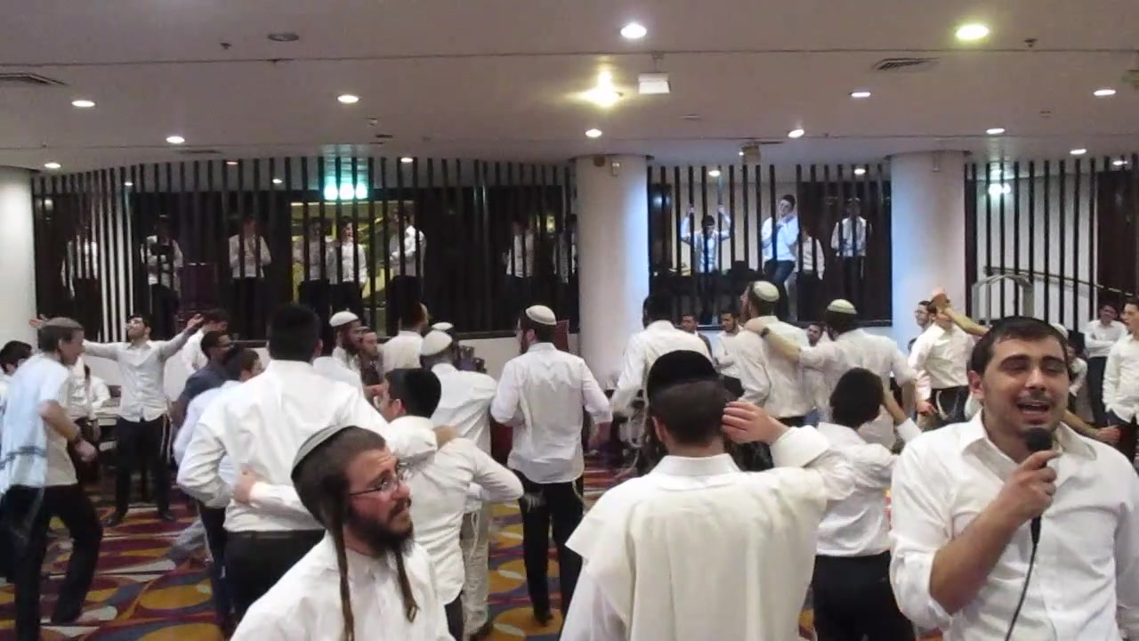 בלי מחיצות: חרדים וסרוגים רוקדים יחד במלונית קורונה
