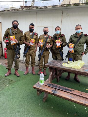 קולה, במבה, והמון אהבה – בואו להיות 'ג'וחא' ליום אחד