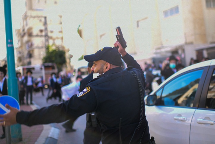 הפגנת החרדים בבני ברק: שוטר חש מאוים וירה באוויר