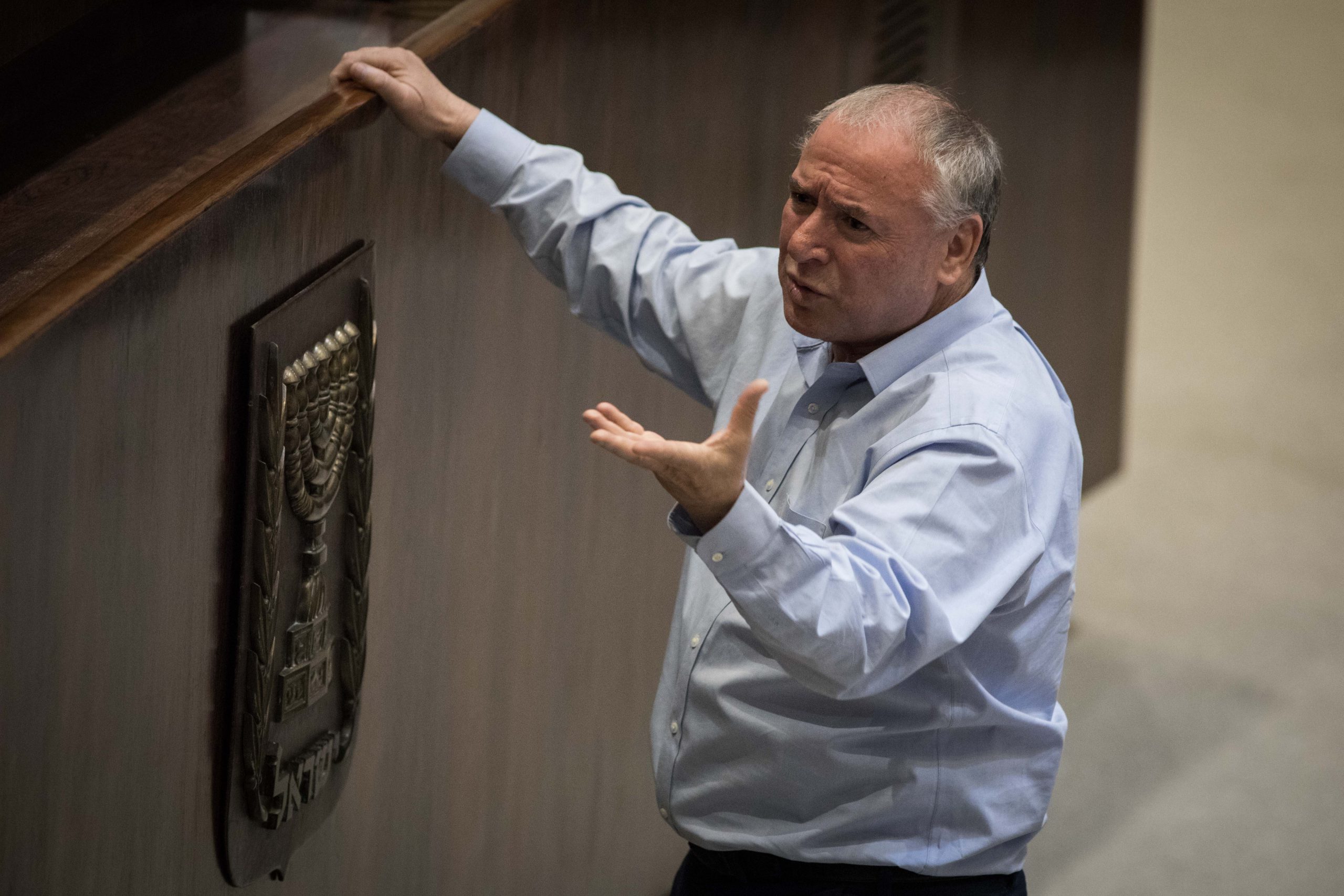 איום על השר אמסלם: אם תמשיך, נפנה נגדך לבג"ץ