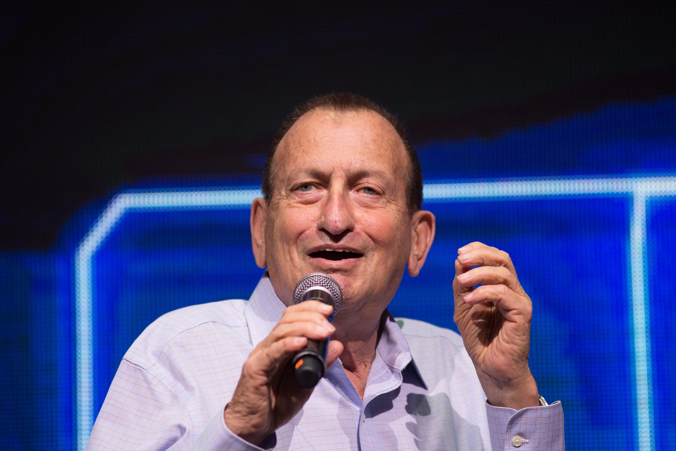 בין החותמים רון חולדאי