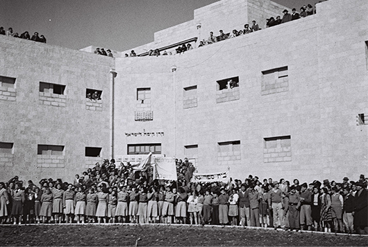 ילדי בית הספר מכונסים בחצר בניין הסוכנות היהודית בירושלים, לפני ישיבתה הראשונה של האסיפה המכוננת,