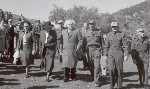 דוד בן-גוריון, רעייתו פולה והרמטכ"ל מגיעים לטקס נטיעות בט"ו בשבט בשער-הגיא , ט"ו בשבט 1949