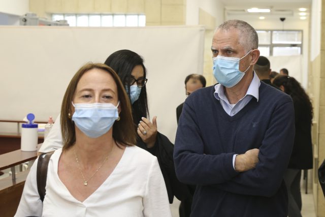 עו"ד נוית נגב ואיריס ניב סבאג עם נוני מוזס, הנאשם בתיק 2000 לצד ראש הממשלה (עמית שאבי/פול)