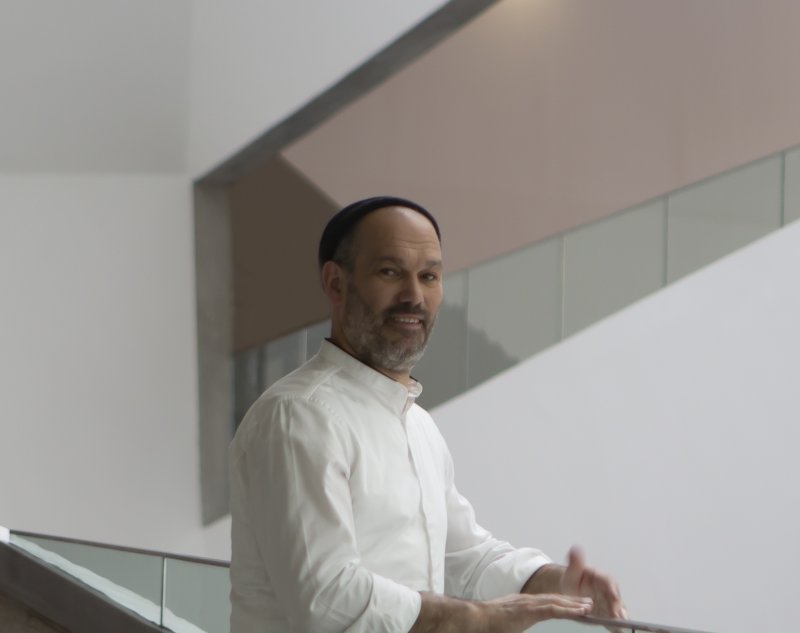 ככה עוד לא ראינו אותו: יונתן רזאל עושה ג'ון לנון