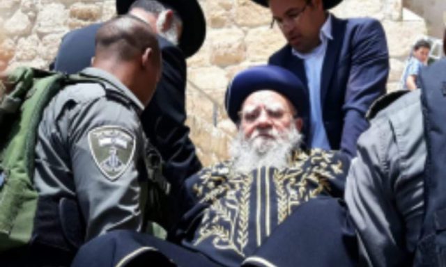 הרב אליהו בקשי דורון זצוק"ל מועלה על ידי לוחמי מג"ב אל מערת המכפלה כשהוא בכיסא גלגלים (הכנסת אורחים חברון)