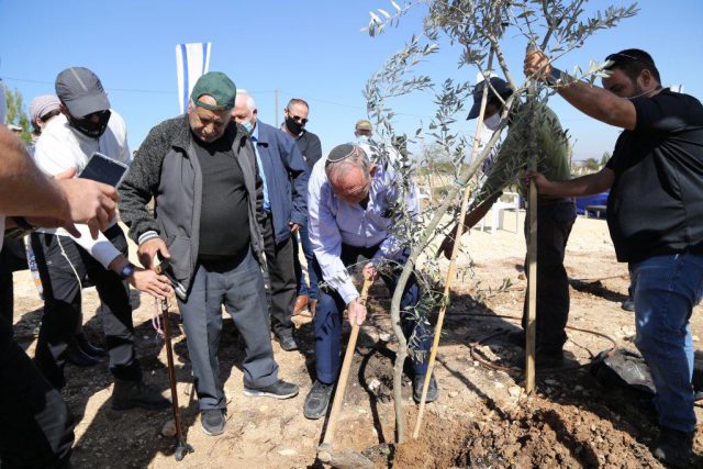 לאחר הסגר: חנוכת אנדרטה ונטיעות בגוש עציון