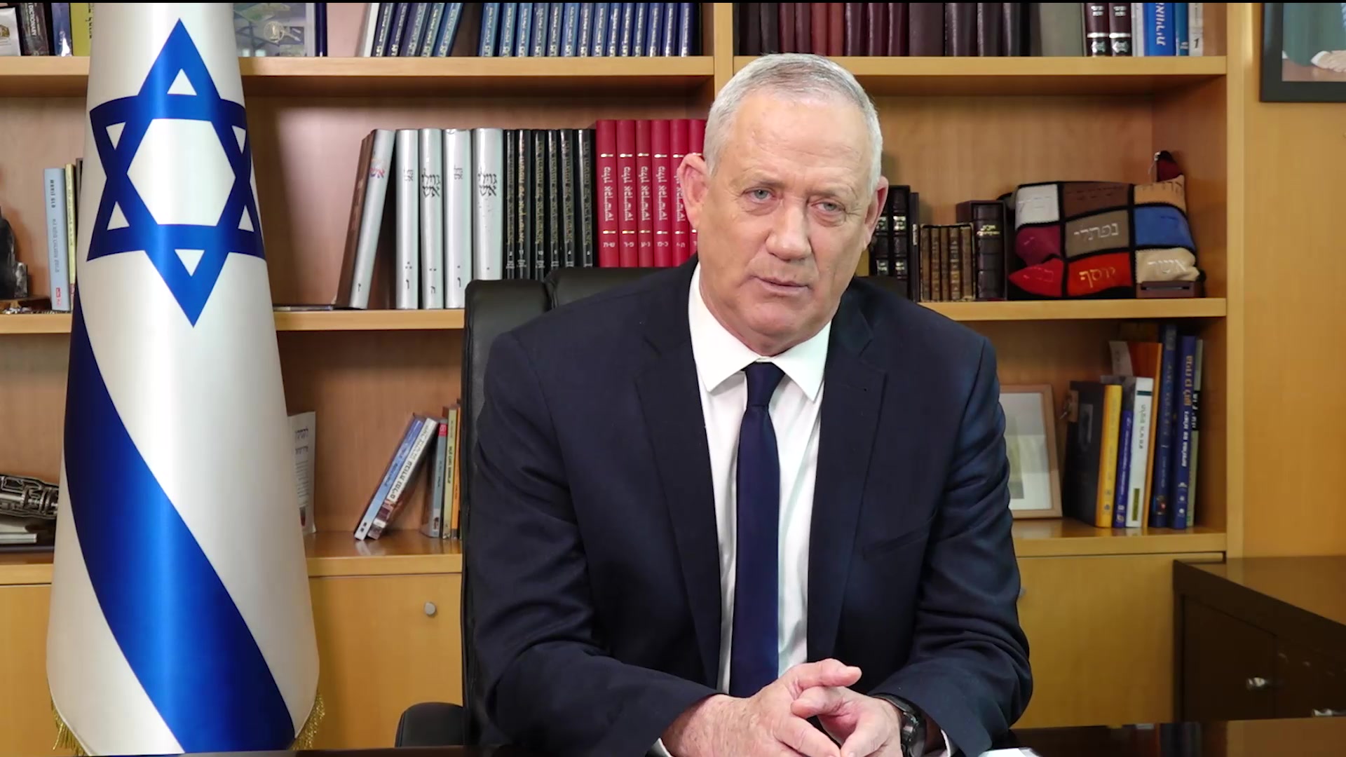 גנץ מאיים: "לא אאשר את המשך סגירת נתב"ג"