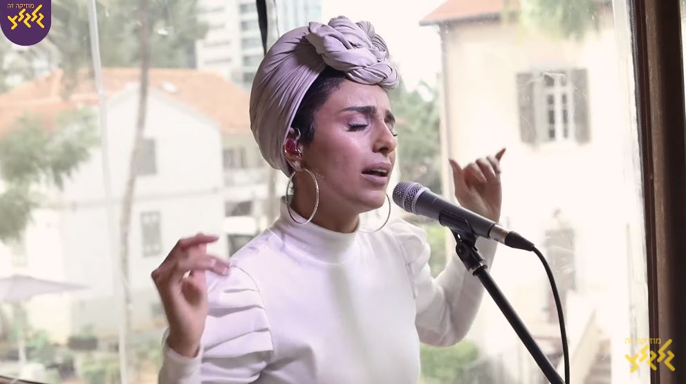 צפו: נרקיס בקאבר מפתיע לביונסה