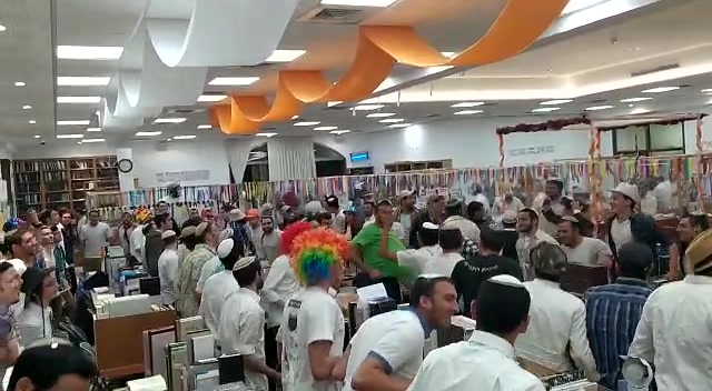 צפו: ריקודי פורים בקפסולות של ישיבת אלון מורה