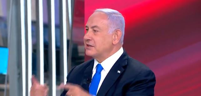 שוב: נתניהו שר באמצע ראיון; סגל: "זה מזלזל". צפו