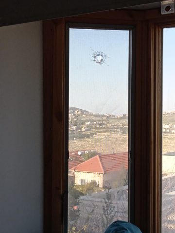 חלון הבית שנפגע מהירי (באדיבות: ביטחון תקוע)