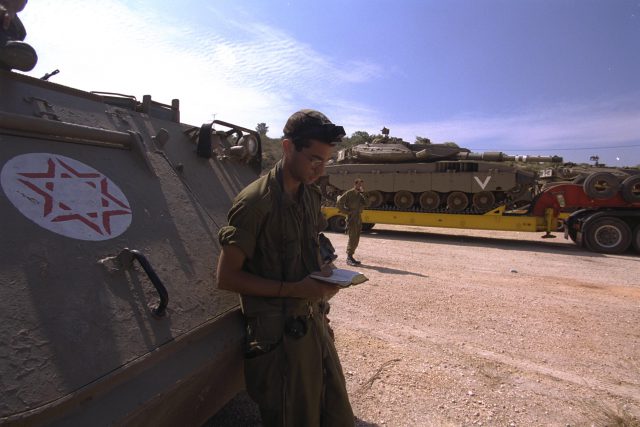 חייל מתפלל ביום נסיגת צה"ל מדרום לבנון